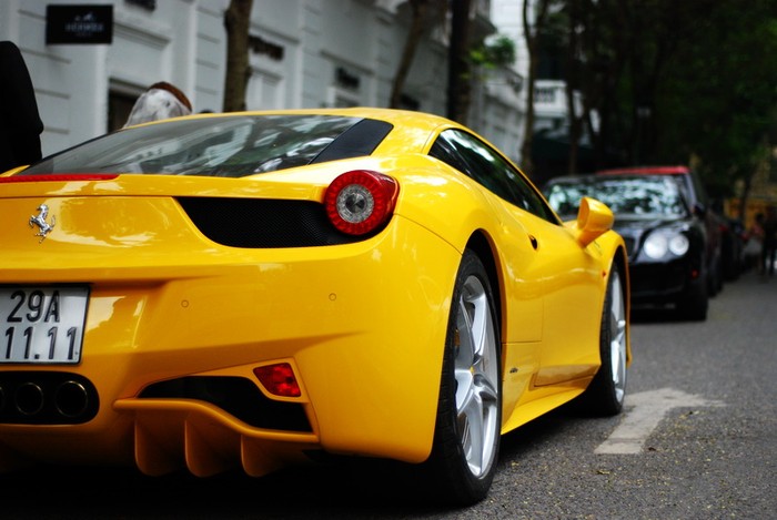 Ferrari 458 màu vàng óng.